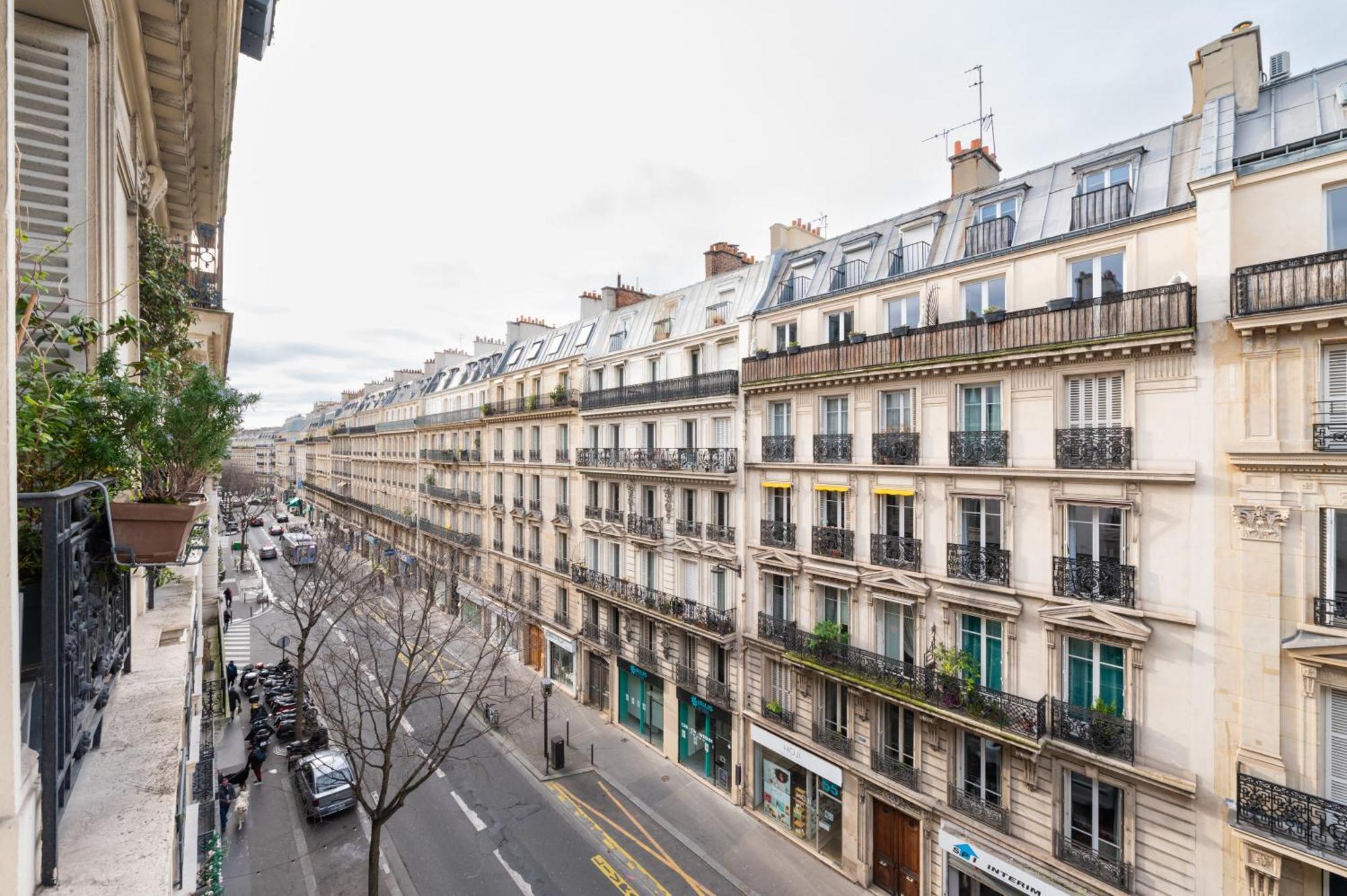 Spacious And Elegant 3bd Apartmentrochechouart Apartment Paris